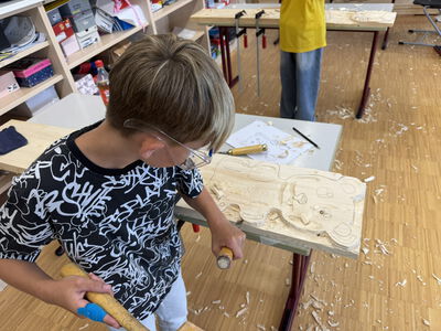 Mit vollem Einsatz: Hier nimmt ein selbst gestalteter Teddybär aus Holz Form an.