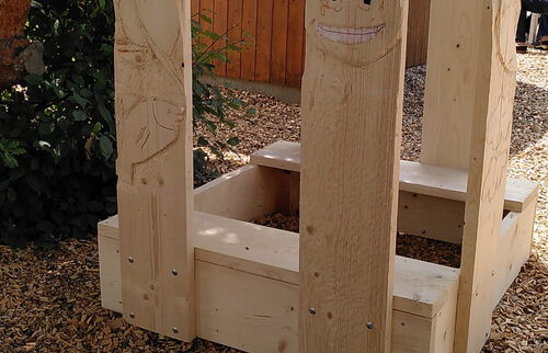 Aus Holz, mit Herz: Diese kunstvolle Sitz-Skulptur entstand direkt auf dem Schulgelände