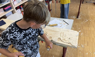 Mit vollem Einsatz: Hier nimmt ein selbst gestalteter Teddybär aus Holz Form an.