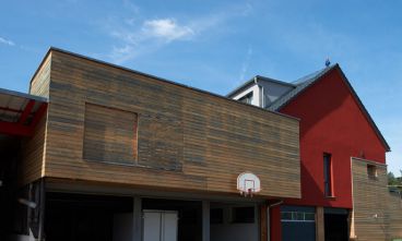 Fassade mit Holzverkleidung