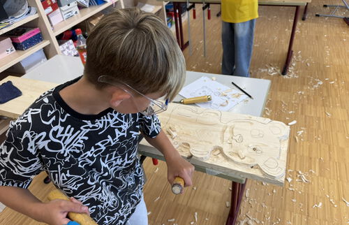 Mit vollem Einsatz: Hier nimmt ein selbst gestalteter Teddybär aus Holz Form an.